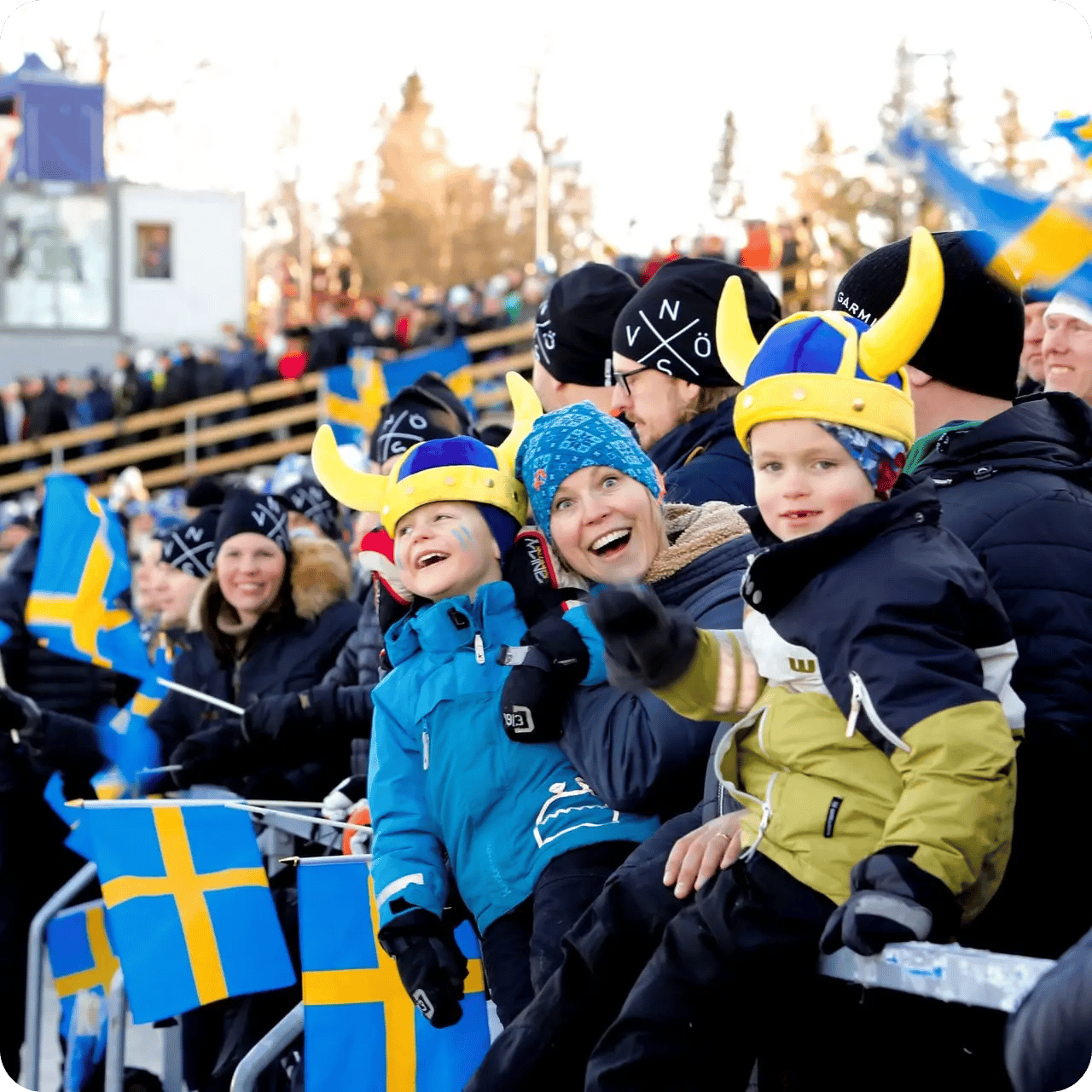 Publik under World Cup Ulricehamn med vikingahjälmar och sverigeflaggor