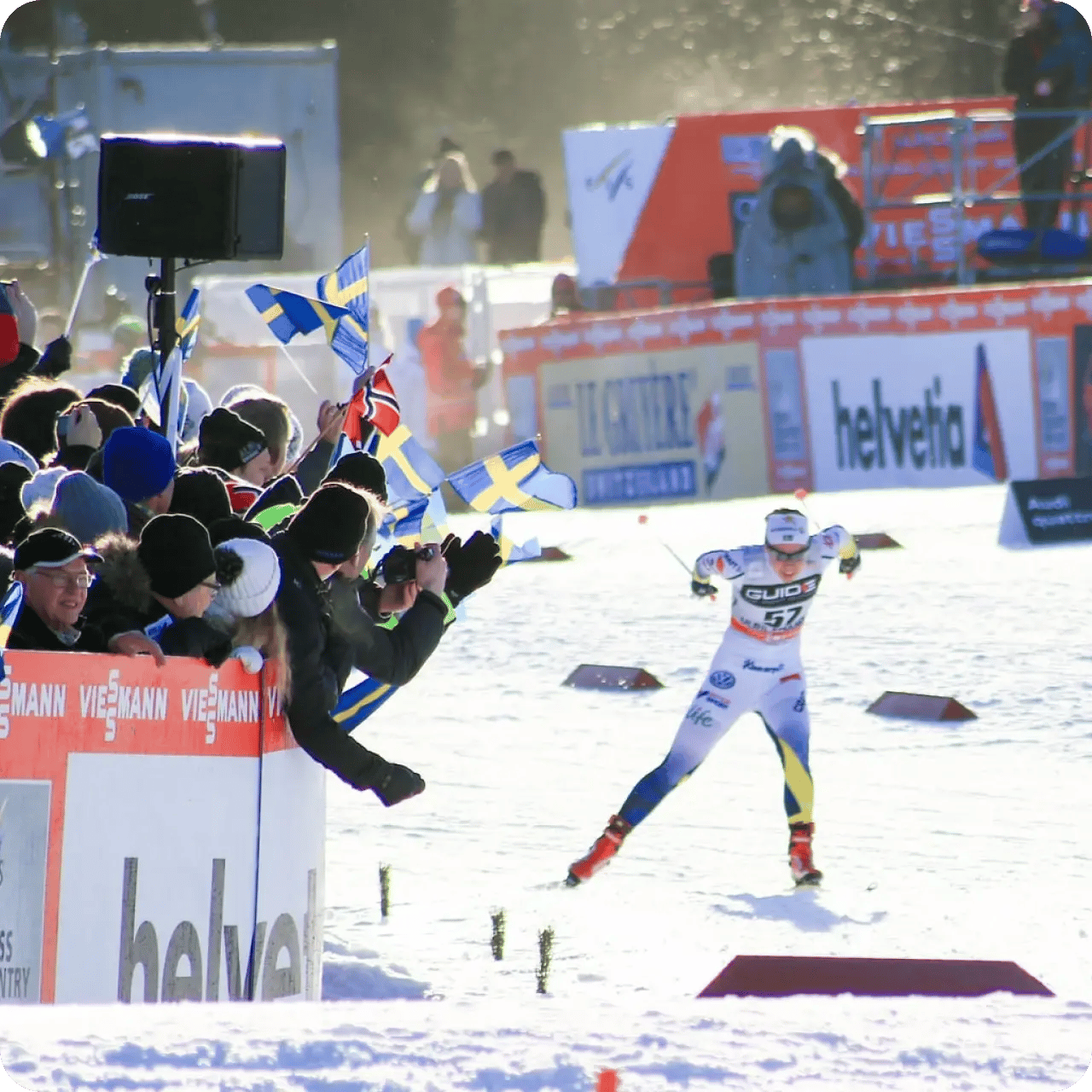 Skidåkare och publik under World Cup Ulricehamn