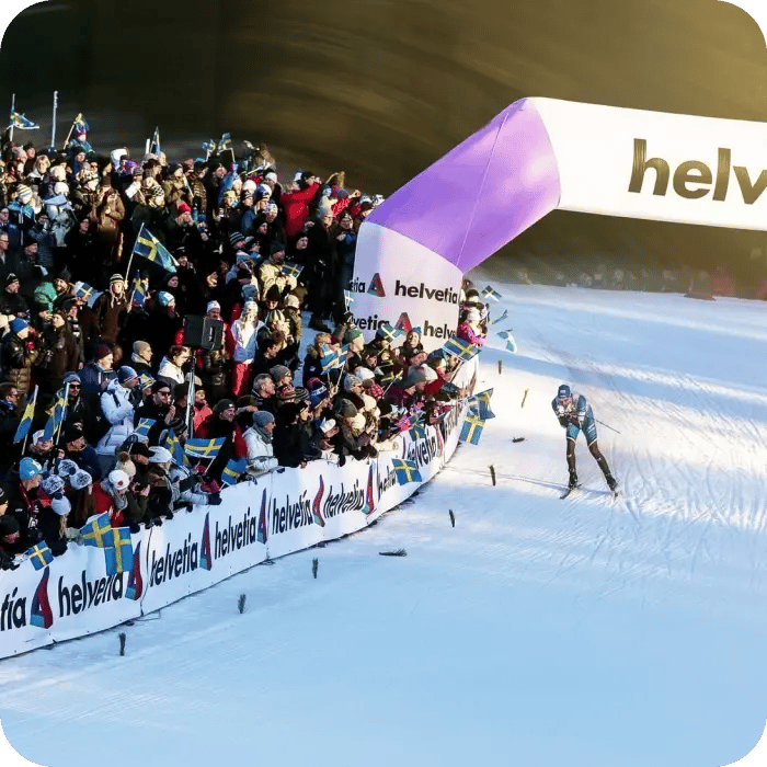 Skidåkare och publikhav under World Cup Ulricehamn