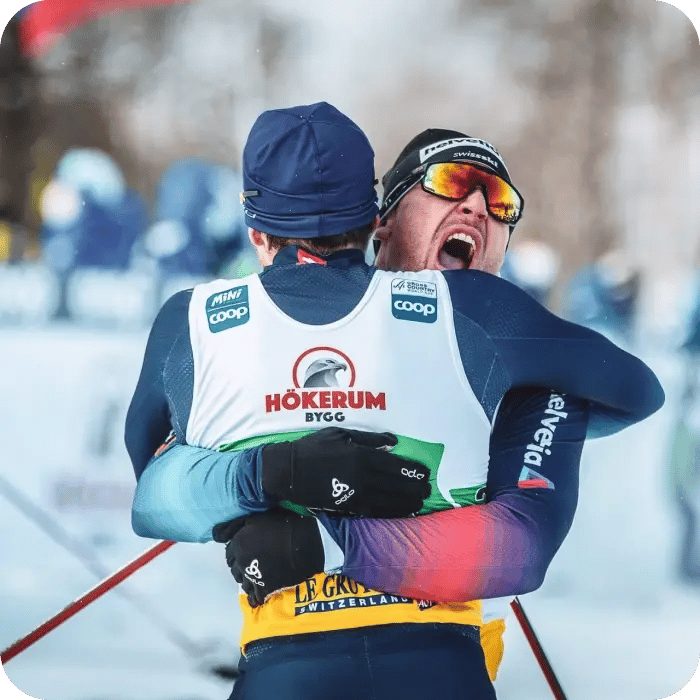 Skidåkare i målgång på World Cup Ulricehamn